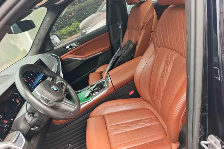 Used BMW X7 2023 xDrive40i Luxury Package with Leading Features Left Front Seat