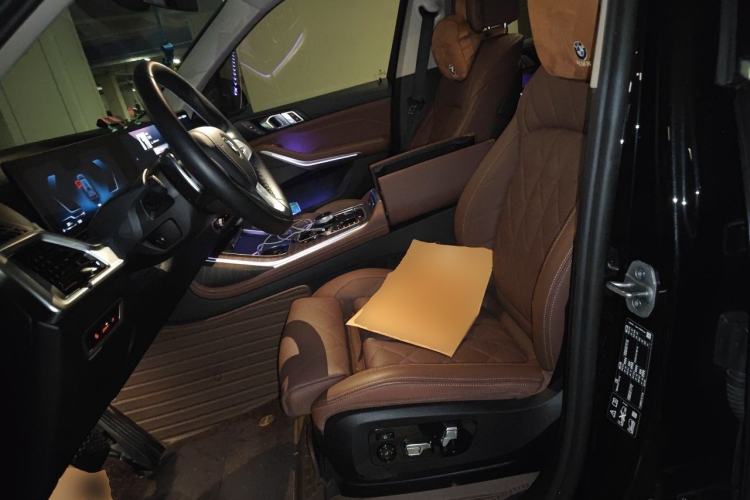 Used BMW X7 2023 xDrive40i Luxury Package with Leading Features Left Front Seat