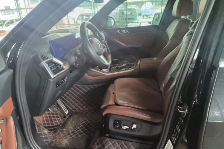Used BMW X7 2023 xDrive40i Luxury M Sport Package Left Front Seat