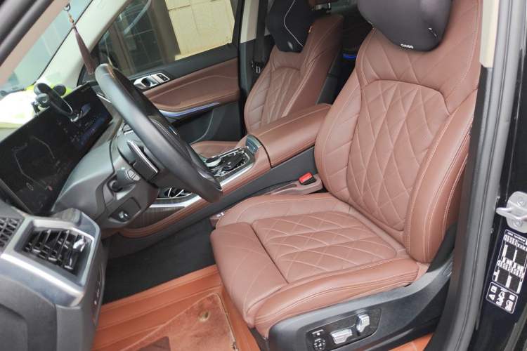 Used BMW X7 2023 xDrive40i Luxury Package with Leading Features Left Front Seat