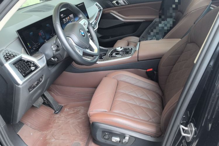 Used BMW X7 2023 xDrive40i Luxury Package with Leading Features Left Front Seat