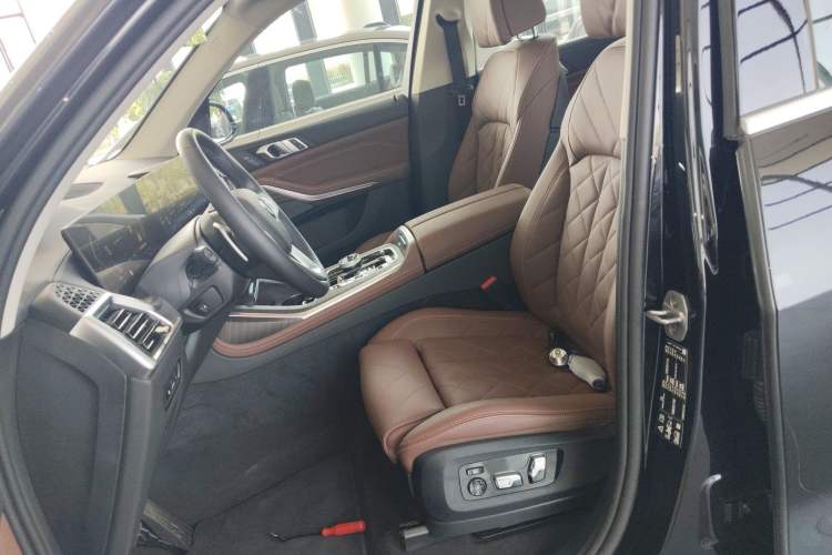 Used BMW X7 2023 xDrive40i Luxury Package with Leading Features Left Front Seat