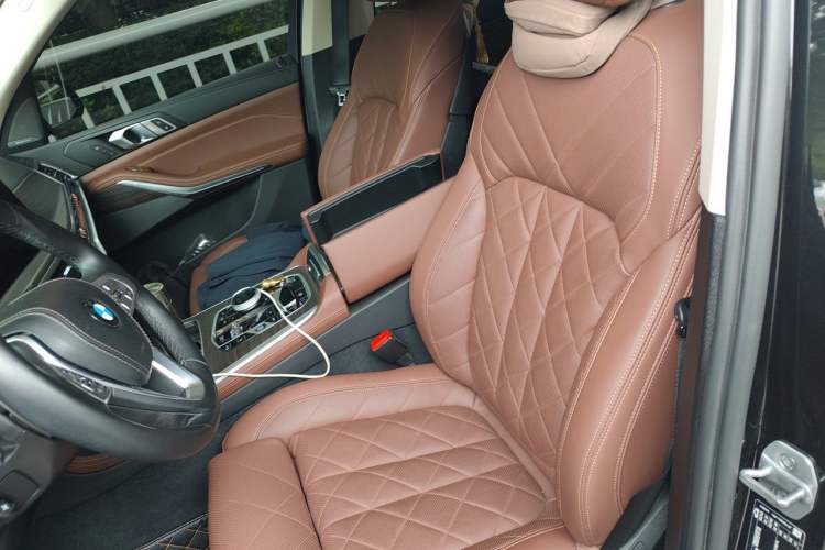 Used BMW X7 2023 xDrive40i Luxury Package with Leading Features Left Front Seat