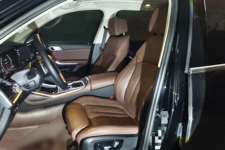 Used BMW X7 2023 xDrive40i Luxury Package with Leading Features Left Front Seat