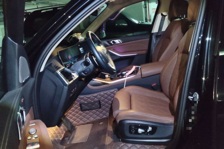 Used BMW X7 2023 xDrive40i Luxury Package with Leading Features Left Front Seat