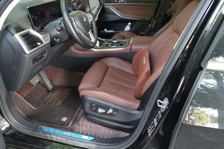 Used BMW X7 2023 xDrive40i Luxury Package with Leading Features Left Front Seat