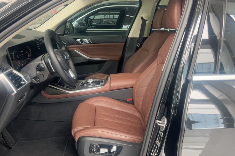 Used BMW X7 2023 xDrive40i Luxury Package with Leading Features Left Front Seat