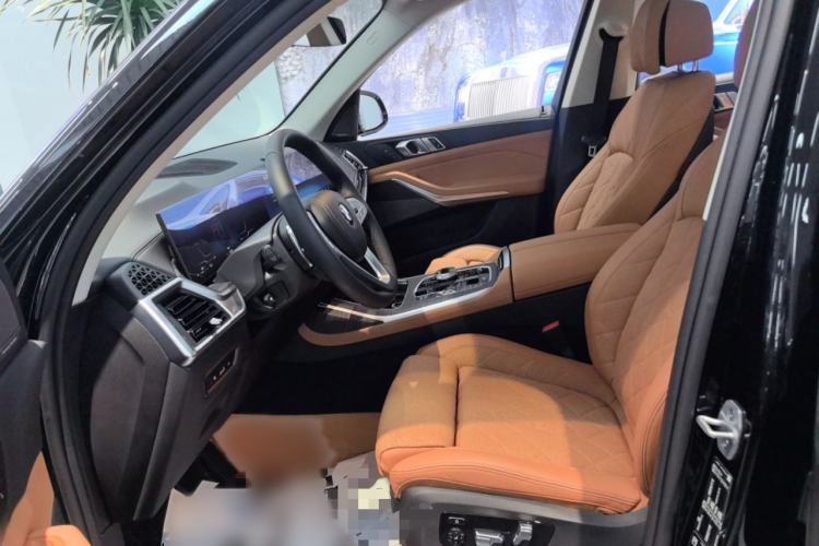 Used BMW X7 2023 xDrive40i Luxury Package with Leading Features Left Front Seat