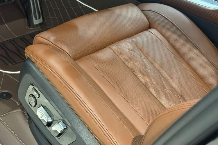 Used BMW X7 2023 xDrive40i Luxury M Sport Package Left Front Seat