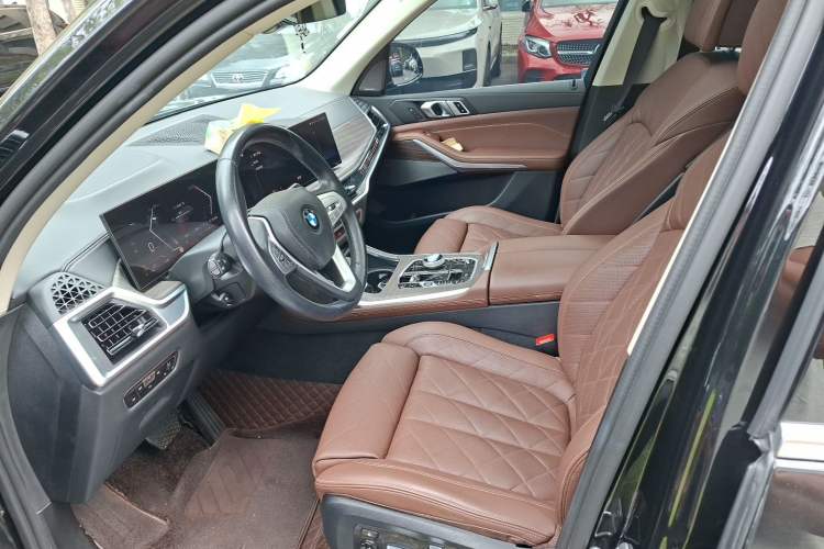 Used BMW X7 2023 xDrive40i Luxury Package with Leading Features Left Front Seat