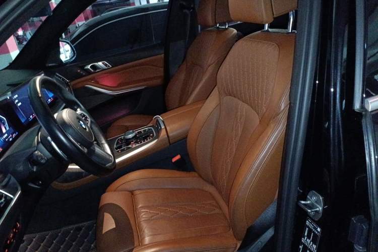 Used BMW X7 2023 xDrive40i Luxury Package with Leading Features Left Front Seat