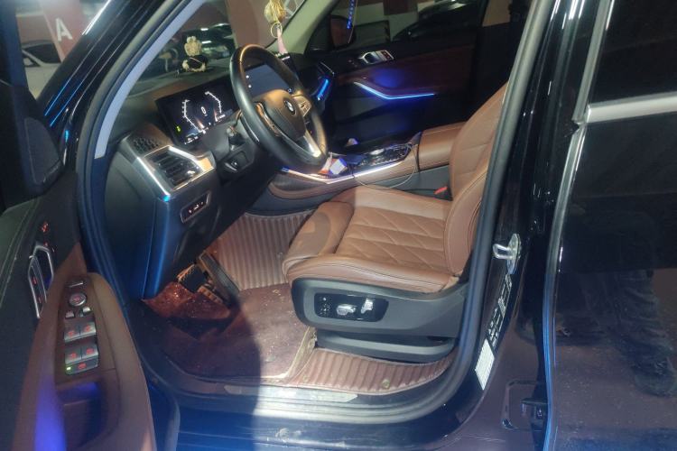 Used BMW X7 2023 xDrive40i Luxury Package with Leading Features Left Front Seat