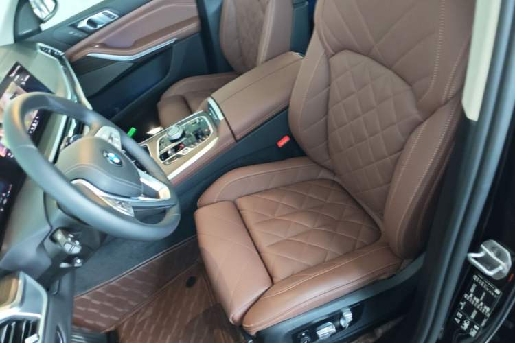Used BMW X7 2023 xDrive40i Luxury Package with Leading Features Left Front Seat