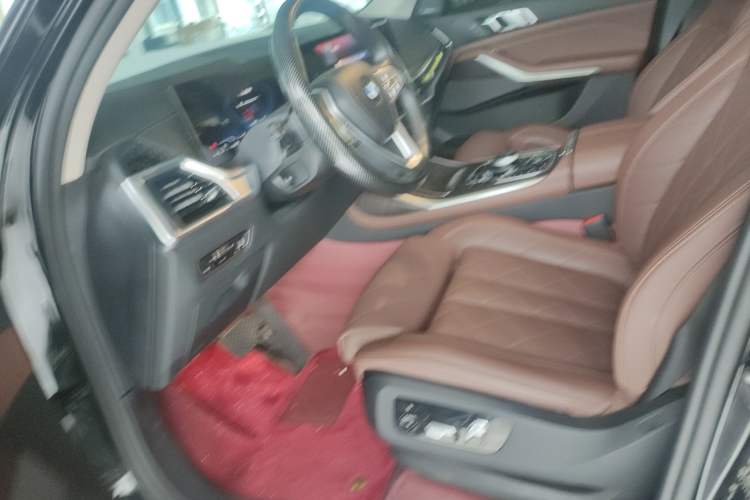 Used BMW X7 2023 xDrive40i Luxury Package with Leading Features Left Front Seat