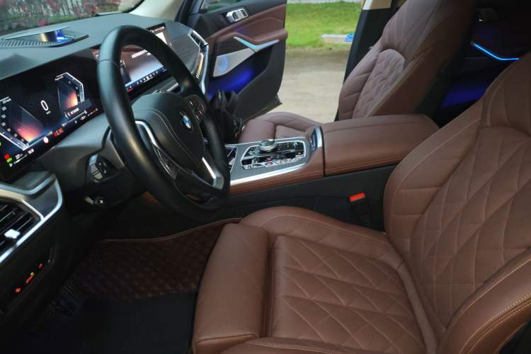 Used BMW X7 2023 xDrive40i Luxury Package with Leading Features Left Front Seat