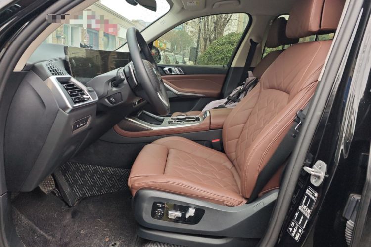 Used BMW X7 2023 xDrive40i Luxury Package with Leading Features Left Front Seat