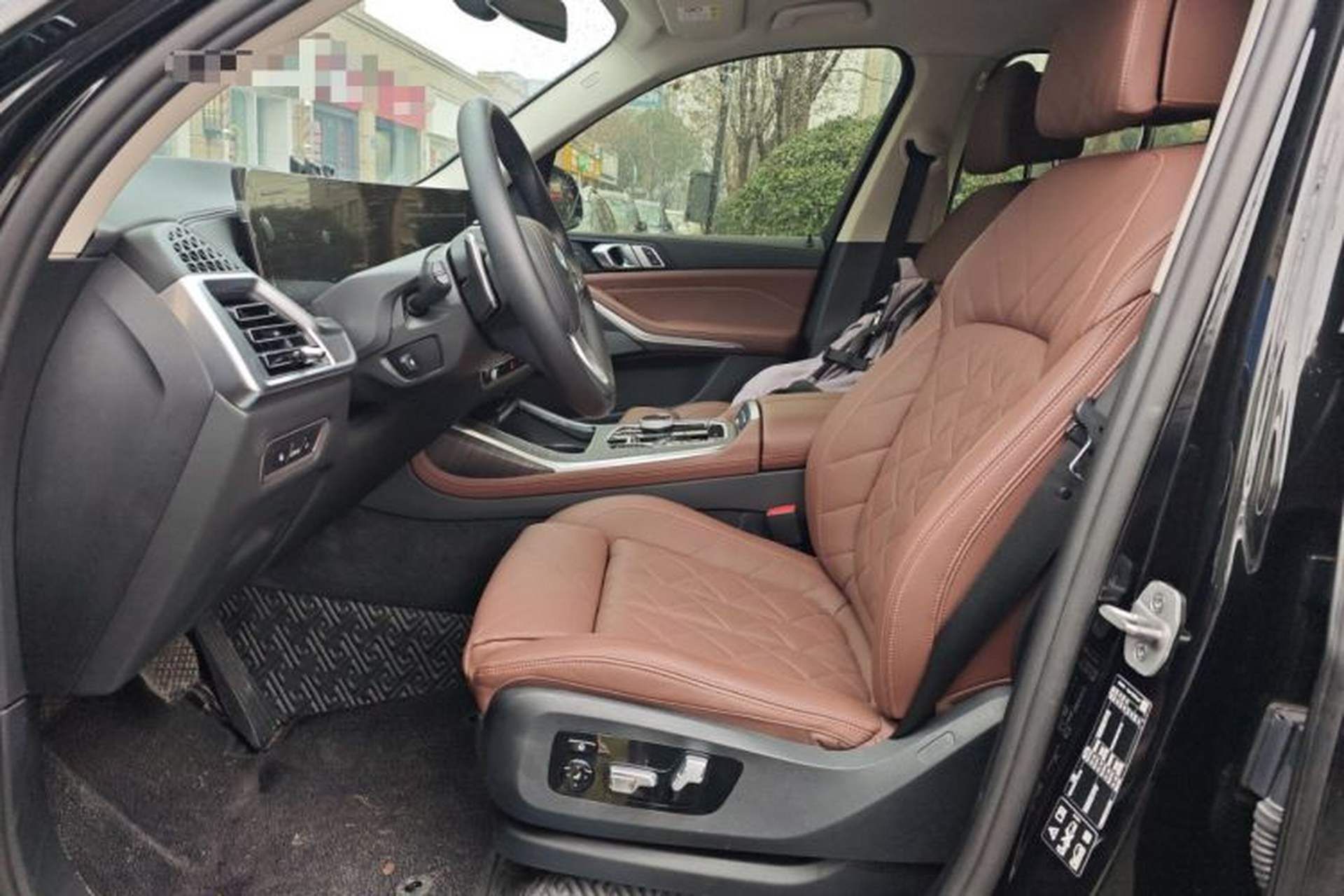 Used BMW X7 2023 xDrive40i Luxury Package with Leading Features Left Front Seat