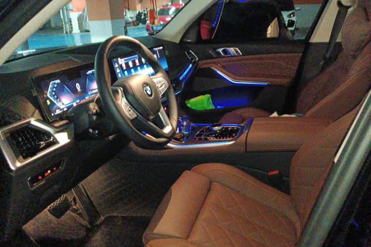Used BMW X7 2023 xDrive40i Luxury Package with Leading Features Left Front Seat