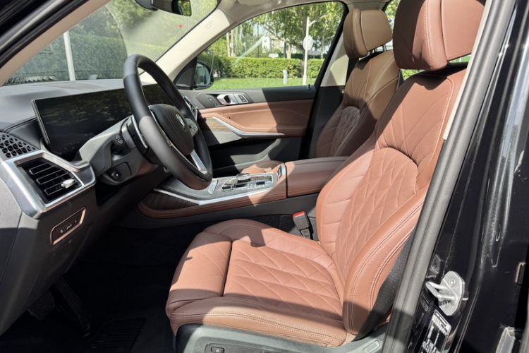Used BMW X7 2023 xDrive40i Luxury Package with Leading Features Left Front Seat