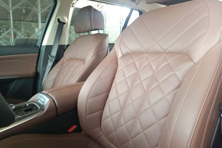 Used BMW X7 2023 xDrive40i Luxury Package with Leading Features Left Front Seat