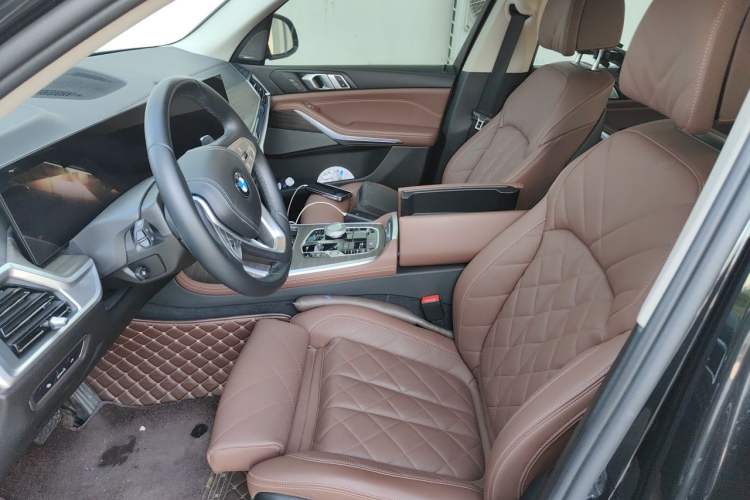 Used BMW X7 2023 xDrive40i Luxury Package with Leading Features Left Front Seat