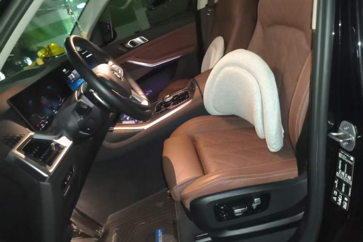 Used BMW X7 2023 xDrive40i Luxury Package with Leading Features Left Front Seat