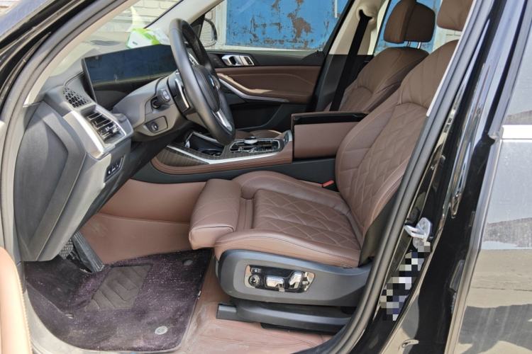 Used BMW X7 2023 xDrive40i Luxury Package with Leading Features Left Front Seat