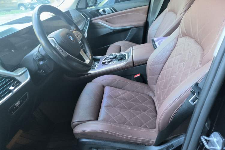 Used BMW X7 2023 xDrive40i Luxury Package with Leading Features Left Front Seat