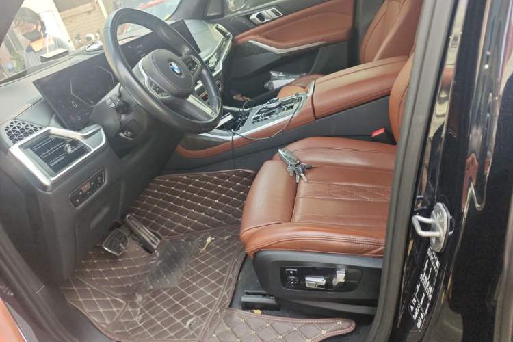 Used BMW X7 2023 xDrive40i Luxury Package with Leading Features Left Front Seat
