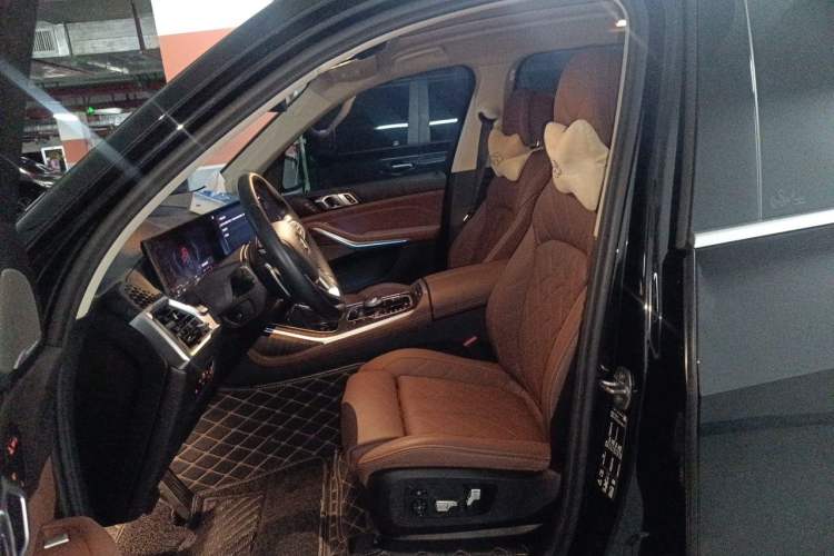 Used BMW X7 2023 xDrive40i Luxury Package with Leading Features Left Front Seat