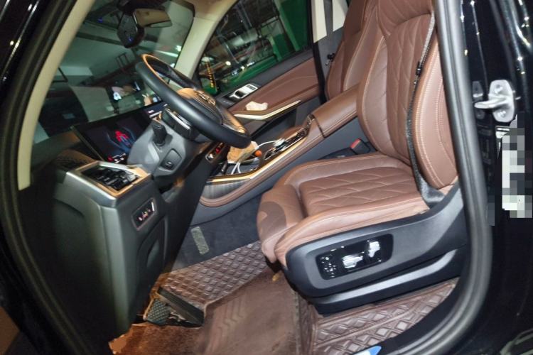 Used BMW X7 2023 xDrive40i Luxury Package with Leading Features Left Front Seat