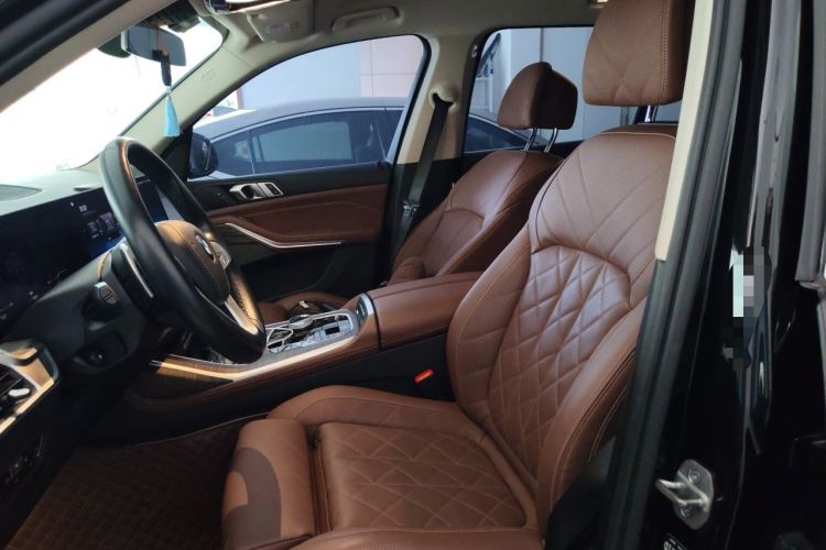 Used BMW X7 2023 xDrive40i Luxury Package with Leading Features Left Front Seat