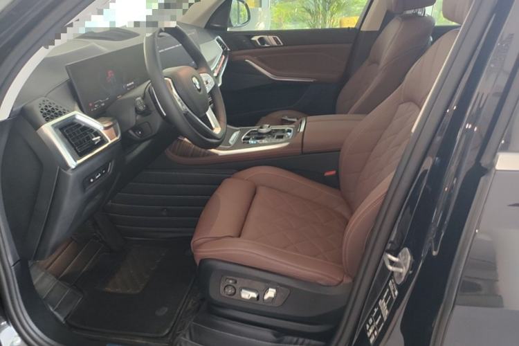 Used BMW X7 2023 xDrive40i Luxury Package with Leading Features Left Front Seat