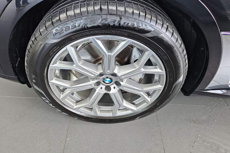 Used BMW X7 2023 xDrive40i Luxury Package with Leading Features Left Front Wheel Hub