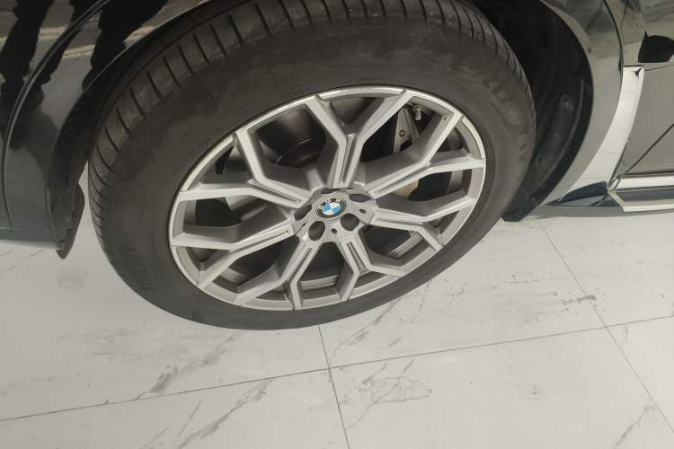 Used BMW X7 2023 xDrive40i Luxury Package with Leading Features Left Front Wheel Hub