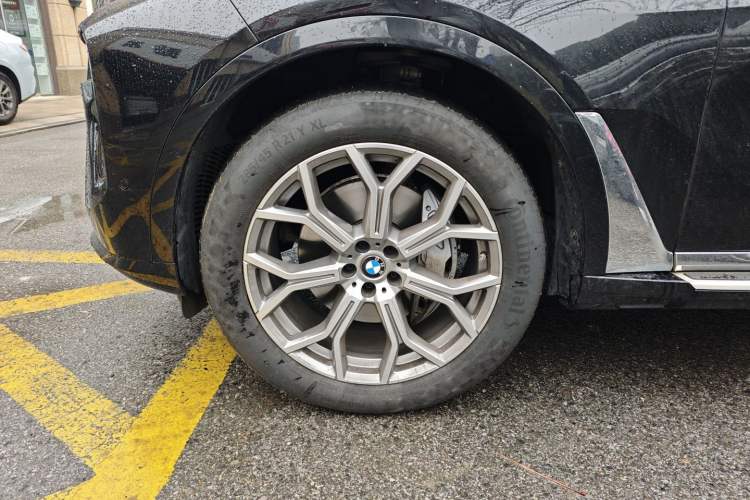 Used BMW X7 2023 xDrive40i Luxury Package with Leading Features Left Front Wheel Hub