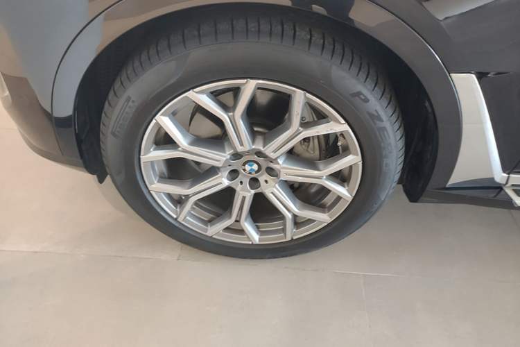 Used BMW X7 2023 xDrive40i Luxury Package with Leading Features Left Front Wheel Hub