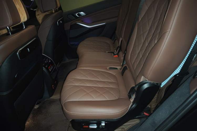 Used BMW X7 2023 xDrive40i Luxury Package with Leading Features Left Rear Seat