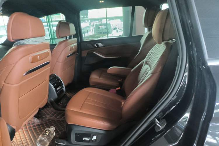 Used BMW X7 2023 xDrive40i Luxury M Sport Package Left Rear Seat