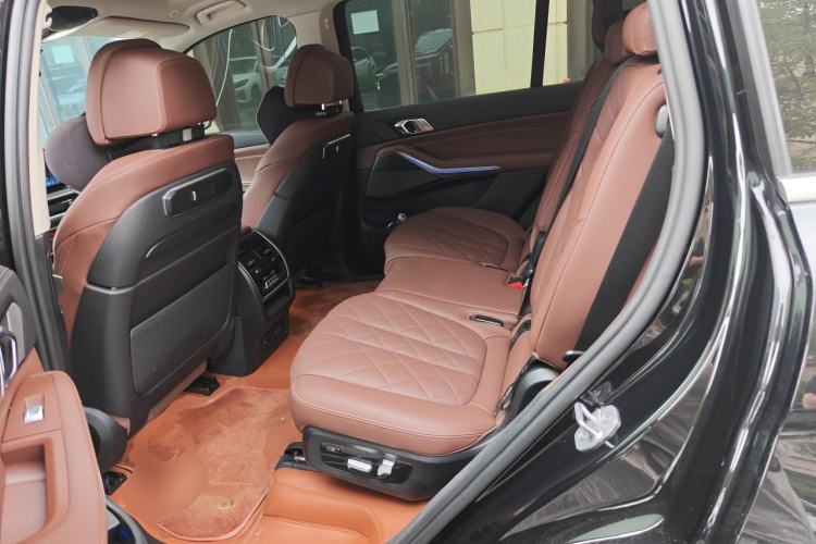 Used BMW X7 2023 xDrive40i Luxury Package with Leading Features Left Rear Seat