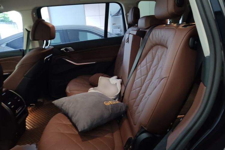 Used BMW X7 2023 xDrive40i Luxury Package with Leading Features Left Rear Seat