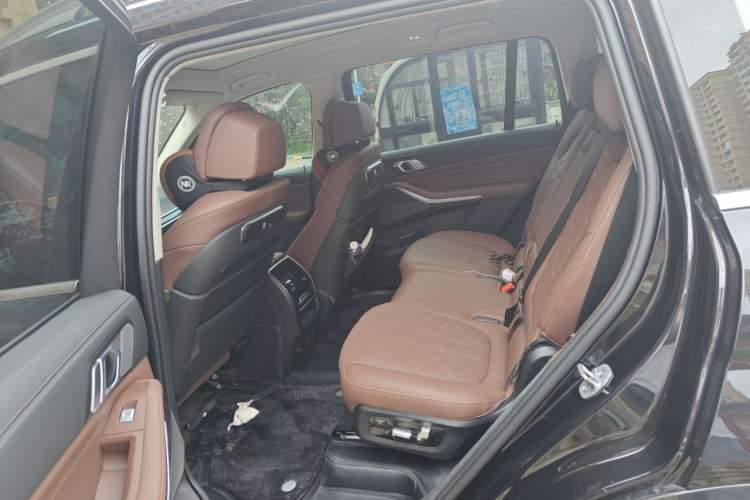 Used BMW X7 2023 xDrive40i Luxury Package with Leading Features Left Rear Seat