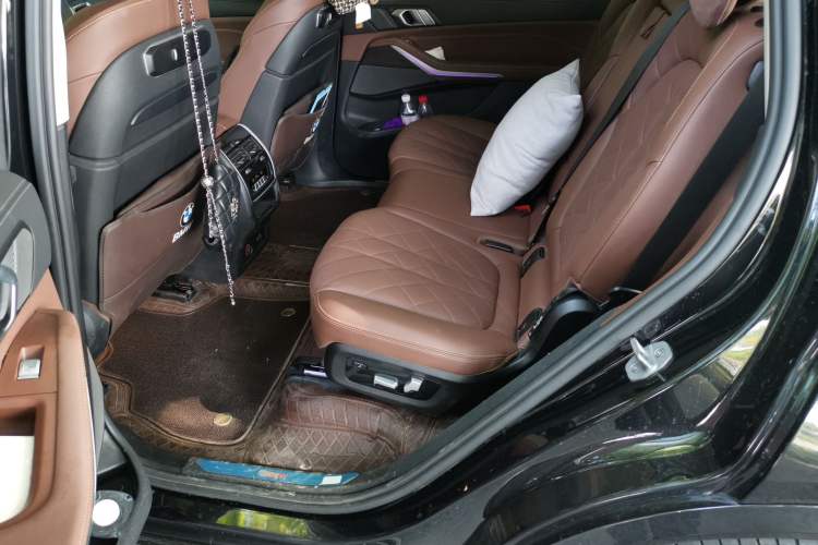 Used BMW X7 2023 xDrive40i Luxury Package with Leading Features Left Rear Seat