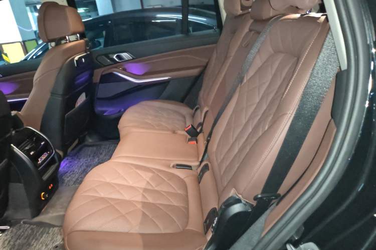Used BMW X7 2023 xDrive40i Luxury Package with Leading Features Left Rear Seat