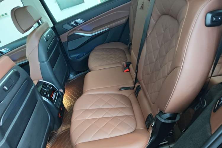 Used BMW X7 2023 xDrive40i Luxury Package with Leading Features Left Rear Seat