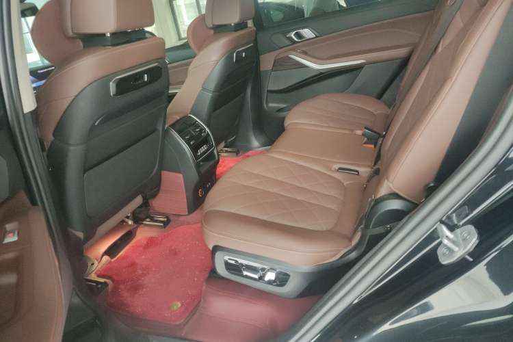 Used BMW X7 2023 xDrive40i Luxury Package with Leading Features Left Rear Seat