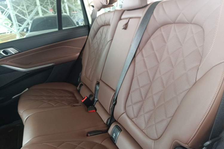 Used BMW X7 2023 xDrive40i Luxury Package with Leading Features Left Rear Seat