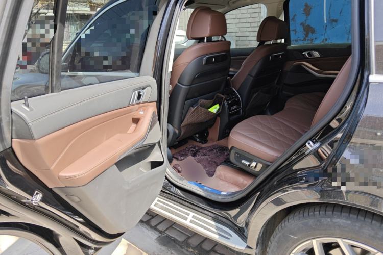 Used BMW X7 2023 xDrive40i Luxury Package with Leading Features Left Rear Seat