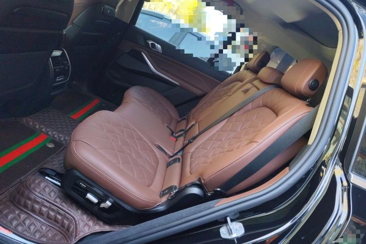 Used BMW X7 2023 xDrive40i Luxury Package with Leading Features Left Rear Seat