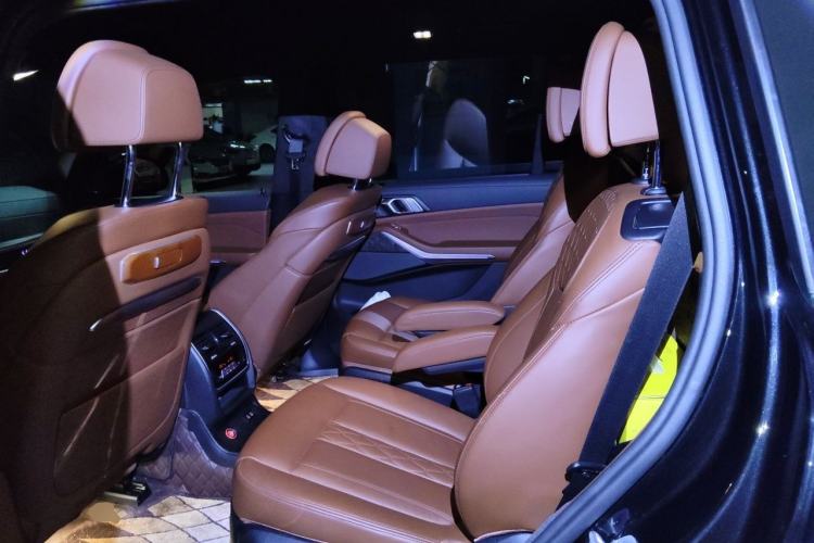 Used BMW X7 2023 xDrive40i Luxury M Sport Package Left Rear Seat